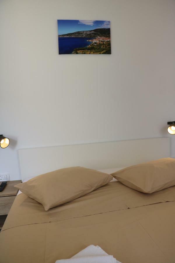 The Little Gem Bed and Breakfast Komiža Esterno foto