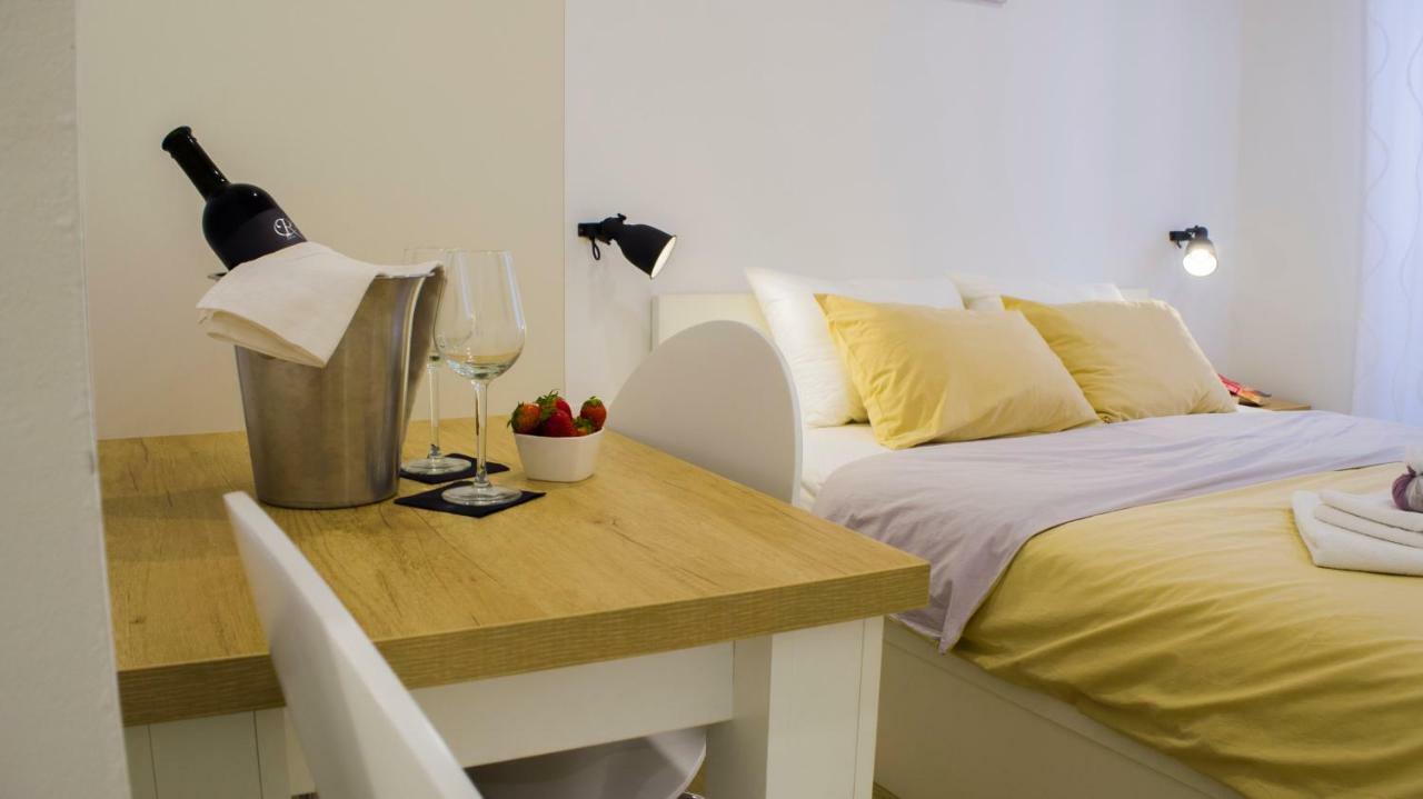 The Little Gem Bed and Breakfast Komiža Esterno foto
